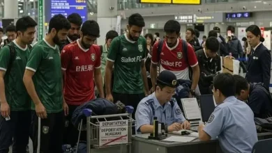 પાકિસ્તાનના નકલી ફૂટબોલ ખેલાડીઓ, જેમણે ફૂટબોલ ગિયર પહેરીને જાપાનમાં પ્રવેશવાનો પ્રયાસ કર્યો હતો.