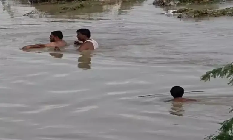 પાટણની ખારી નદી, જ્યાં પૂરના પાણીનો પ્રવાહ તેજ છે, અને દૂરથી બચાવ કાર્ય ચાલી રહ્યું છે.