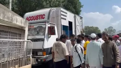 પુણેના જુન્નરમાં જન્મદિવસના સરઘસમાં થયેલા અકસ્માત બાદ ભેગી થયેલી ભીડ અને પોલીસ વાહનો.