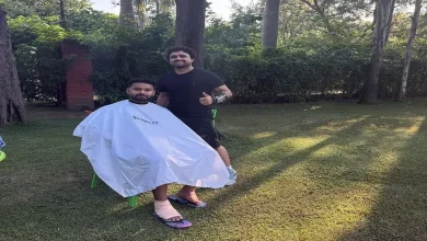 ભારતીય ક્રિકેટર રિષભ પંત ઝાડ નીચે ખુલ્લામાં વાળ કપાવી રહ્યા છે, જે તેના બાળપણની યાદો દર્શાવે છે.