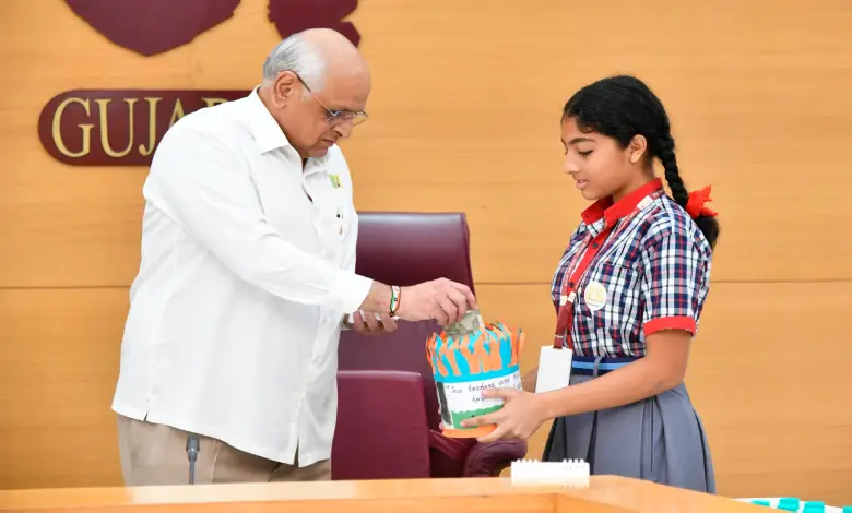 On Teachers' Day, the Chief Minister accepted the debt of teachers and contributed to the Teachers' Welfare Fund.