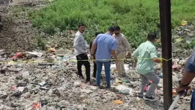 સુરતમાં કચરાના ઢગલામાંથી મળી આવેલા માથા અને શરીરના ધડના પોલીસ તપાસના દૃશ્યો, જે ગુનાની ગંભીરતા દર્શાવે છે.