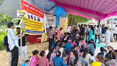 ગાંધીનગરમાં શિક્ષક દિવસે વિરોધ પ્રદર્શન કરી રહેલા શિક્ષક ઉમેદવારો પોસ્ટર સાથે સૂત્રોચ્ચાર કરી રહ્યા છે.