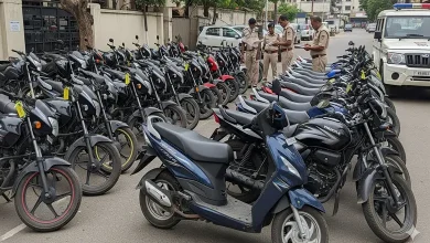 થાણે પોલીસ દ્વારા જપ્ત કરવામાં આવેલા ૨૮ ટૂ-વ્હીલર, જે વાહન ચોરનાર ટોળકી પાસેથી મળ્યા છે.