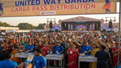 વડોદરામાં યુનાઇટેડ વે ગરબાના પાસ વિતરણ માટે લાગેલી લોકોની ભારે ભીડ.