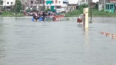 વડોદરાઃ જામ્બુવા નદી ગાંડીતૂર બની! ધસમસતા પ્રવાહમાં ટ્રક ફસાતા ડ્રાઈવર અને ક્લીનરનું રેસ્ક્યુ કરાયું