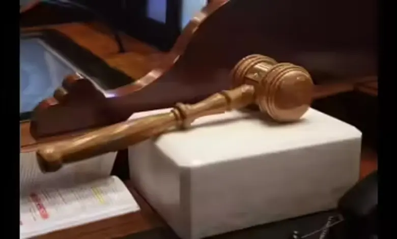 પાલઘર કોર્ટનો ફોટોગ્રાફ, જેમાં ૨૫ વર્ષ જૂના લૂંટના કેસમાં નિર્દોષ છૂટેલા બે વ્યક્તિઓના સમાચાર દર્શાવેલ છે.