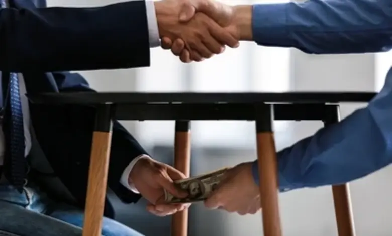 રાજકોટ શહેરમાં એસીબી ટીમે એક મોટી કાર્યવાહી હાથ ધરી હતી. જેમાં માર્ગ અને મકાન વિભાગના કાર્યપાલક ઇજનેર અને નાયબ કાર્યપાલક ઇજનેર ગેરકાયદેસર લાંચ લેતા ઝડપાયા હતા.