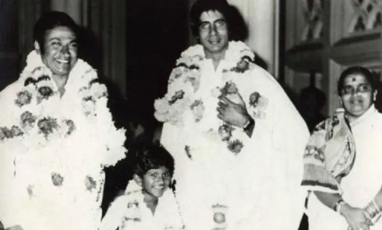 બોલીવૂડના મેગાસ્ટાર અમિતાભ બચ્ચન હાલમાં પોતાના લોકપ્રિય ક્વીઝ કૌન બનેગા કરોડપતિને કારણે લાઈમલાઈટમાં આવી રહ્યા છે. દરમિયાન હાલમાં લેટેસ્ટ એપિસોડમાંબોલીવૂડના મેગાસ્ટાર અમિતાભ બચ્ચન હાલમાં પોતાના લોકપ્રિય ક્વીઝ કૌન બનેગા કરોડપતિને કારણે લાઈમલાઈટમાં આવી રહ્યા છે. દરમિયાન હાલમાં લેટેસ્ટ એપિસોડમાં