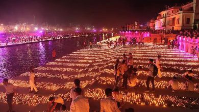 અયોધ્યા: મર્યાદા પુરુષોતમ ભગવાન શ્રીરામની નગરી અયોધ્યામાં દરવર્ષે દિવાળીની ઉજવણી ખાસ આકર્ષણ બની રહી છે. ત્યારે દીપોત્સવ ૨૦૨૫ ની ૯મી આવૃત્તિ ફરી એકવાર ઇતિહાસ રચવા માટે તૈયાર છે. પ્રભુ શ્રીરામના આગમનની ખુશીમાં રામ કી પૈડી સહિત 56 જેટલા ઘાટો પર એકસાથે 26 લાખ 11 હજાર 101 દિવડાઓ પ્રગટાવવામાં આવશે. સરયૂ કિનારે 2100 વેદાચાર્યો દ્વારા મહાઆરતી અને મંત્રોચ્ચારથી અયોધ્યા એક અલગ જ ઉર્જાનો સંચાર કરશે. આવતીકાલે દિવાળીના તહેવાર પહેલા શ્રી રામ જન્મભૂમિ મંદિરમાં ભક્તોની ભીડ ઉમટી પડી છે.