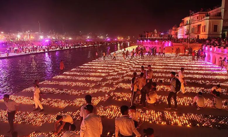 અયોધ્યા: મર્યાદા પુરુષોતમ ભગવાન શ્રીરામની નગરી અયોધ્યામાં દરવર્ષે દિવાળીની ઉજવણી ખાસ આકર્ષણ બની રહી છે. ત્યારે દીપોત્સવ ૨૦૨૫ ની ૯મી આવૃત્તિ ફરી એકવાર ઇતિહાસ રચવા માટે તૈયાર છે. પ્રભુ શ્રીરામના આગમનની ખુશીમાં રામ કી પૈડી સહિત 56 જેટલા ઘાટો પર એકસાથે 26 લાખ 11 હજાર 101 દિવડાઓ પ્રગટાવવામાં આવશે. સરયૂ કિનારે 2100 વેદાચાર્યો દ્વારા મહાઆરતી અને મંત્રોચ્ચારથી અયોધ્યા એક અલગ જ ઉર્જાનો સંચાર કરશે. આવતીકાલે દિવાળીના તહેવાર પહેલા શ્રી રામ જન્મભૂમિ મંદિરમાં ભક્તોની ભીડ ઉમટી પડી છે.