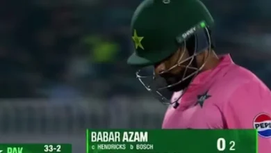 પાકિસ્તાનનો ભૂતપૂર્વ કૅપ્ટન બાબર આઝમ દક્ષિણ આફ્રિકા સામેની T20 મેચમાં ઝીરોમાં આઉટ થયા પછી નિરાશ થઈને પેવેલિયન તરફ પાછો ફરે છે.