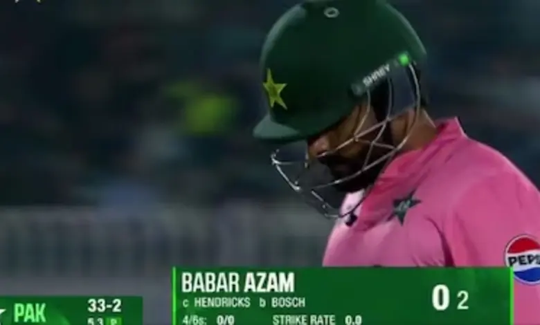 પાકિસ્તાનનો ભૂતપૂર્વ કૅપ્ટન બાબર આઝમ દક્ષિણ આફ્રિકા સામેની T20 મેચમાં ઝીરોમાં આઉટ થયા પછી નિરાશ થઈને પેવેલિયન તરફ પાછો ફરે છે.