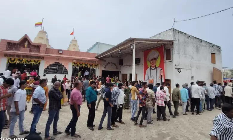 ભાવનગર જલારામ મંદિર ખાતે 226મી જલારામ જયંતિની ઉજવણીમાં મહાપ્રસાદ અને દર્શન કરતા ભક્તોની ભીડ