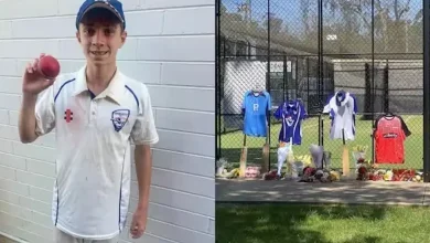 ડી. વાય. પાટીલ સ્ટેડિયમમાં ભારત અને ઓસ્ટ્રેલિયાની મહિલા ક્રિકેટરો હાથ પર કાળી પટ્ટી પહેરીને રમે છે, જે 17 વર્ષીય ક્રિકેટર બેન ઓસ્ટિનના નિધન પર શોક વ્યક્ત કરે છે.