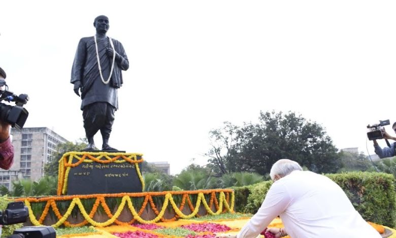 મુખ્ય પ્રધાન ભુપેન્દ્ર પટેલે વિધાનસભા ખાતે સરદારની પ્રતીમાને પુષ્પો અર્પણ કર્યા