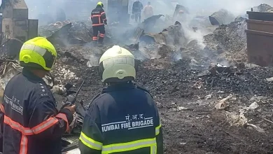 મુંબઈના કફ પરેડમાં મચ્છીમાર નગરની ચાલીમાં આગ લાગ્યા બાદનું દૃશ્ય, જેમાં નુકસાન જોવા મળે છે.