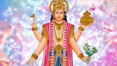 સ્વસ્થ તન અને મનથી મોટું કોઈ ધન નથીઃ ધનતેરસ ધનવંતરી ભગવાનને પૂજવાનો દિવસ ગમે તેટલા પૈસા ખિસ્સામાં હશે, પરંતુ જો શરીર કે મન સ્વસ્થ નહીં તો સુખને ભોગવી શકશો નહીં. આપણા શાસ્ત્રોમાં એટલે જ કહેવાયું છે કે પહેલું સુખ તે જાતે નર્યા. પૈસા અને આરોગ્ય વચ્ચેની સ્પર્ધામાં આરોગ્ય જીતી જાય ત્યારે આજે ધનતેરસના દિવસે તમે પણ લક્ષ્મીજીને રિઝવવા પહેલા ધનવંતરી ભગવાનની પૂજા કરજો. ધનવન્તરી દેવને આયુર્વેદના ભગવાન તરીકે પૂજવામાં આવે છે. ભગવાન વિષ્ણુના અવતાર તરીકે ભગવાન ધનવંતરીની આજે પૂજા કરવાનું વિશેષ મહત્વ છે. ભગવાન ધનવંતરીને આયુર્વેદના ભગવાન તરીકે ઓળખવામાં આવે છે. જેથી આજના દિવસે ધનવંતરીની પૂજા કરનાર પ્રત્યેક વ્યક્તિના આયુષ્ય અને આરોગ્યમાં વધારો થાય છે,તે માન્યતા છે.