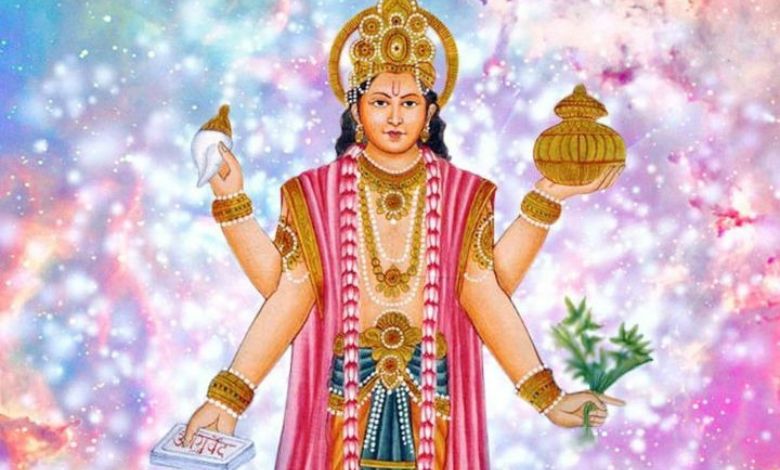 સ્વસ્થ તન અને મનથી મોટું કોઈ ધન નથીઃ ધનતેરસ ધનવંતરી ભગવાનને પૂજવાનો દિવસ ગમે તેટલા પૈસા ખિસ્સામાં હશે, પરંતુ જો શરીર કે મન સ્વસ્થ નહીં તો સુખને ભોગવી શકશો નહીં. આપણા શાસ્ત્રોમાં એટલે જ કહેવાયું છે કે પહેલું સુખ તે જાતે નર્યા. પૈસા અને આરોગ્ય વચ્ચેની સ્પર્ધામાં આરોગ્ય જીતી જાય ત્યારે આજે ધનતેરસના દિવસે તમે પણ લક્ષ્મીજીને રિઝવવા પહેલા ધનવંતરી ભગવાનની પૂજા કરજો. ધનવન્તરી દેવને આયુર્વેદના ભગવાન તરીકે પૂજવામાં આવે છે. ભગવાન વિષ્ણુના અવતાર તરીકે ભગવાન ધનવંતરીની આજે પૂજા કરવાનું વિશેષ મહત્વ છે. ભગવાન ધનવંતરીને આયુર્વેદના ભગવાન તરીકે ઓળખવામાં આવે છે. જેથી આજના દિવસે ધનવંતરીની પૂજા કરનાર પ્રત્યેક વ્યક્તિના આયુષ્ય અને આરોગ્યમાં વધારો થાય છે,તે માન્યતા છે.