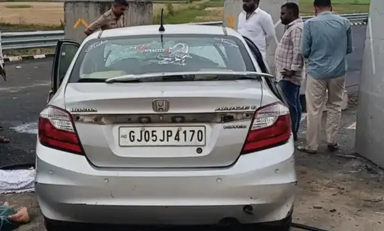 અમદાવાદના ધોળકા તાલુકા નજીક ધોલેરા એક્સપ્રેસવે પર આજે સવારે ભયંકર માર્ગ અકસ્માત સર્જાયો હોવાનું જાણવા મળ્યું છે. વેજલકા ગામ નજીક પૂરપાટ