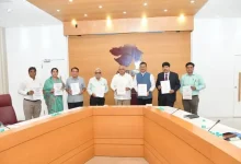 મુખ્યમંત્રી ભૂપેન્દ્ર પટેલને ગુજરાત વહીવટી સુધારણા પંચનો પાંચમો અહેવાલ સોંપતા ડૉ. હસમુખ અઢિયા