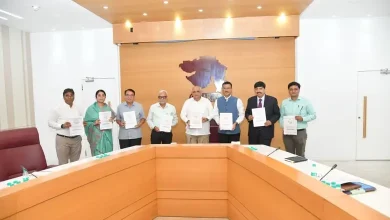 મુખ્યમંત્રી ભૂપેન્દ્ર પટેલને ગુજરાત વહીવટી સુધારણા પંચનો પાંચમો અહેવાલ સોંપતા ડૉ. હસમુખ અઢિયા