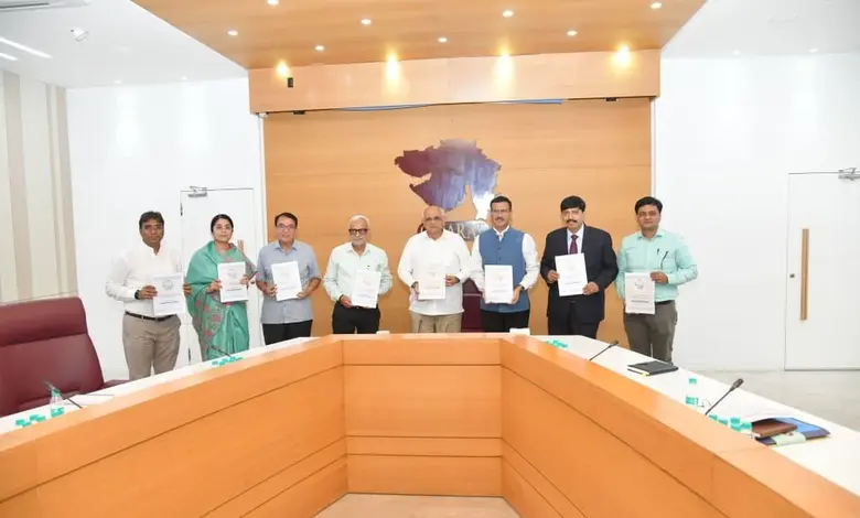 મુખ્યમંત્રી ભૂપેન્દ્ર પટેલને ગુજરાત વહીવટી સુધારણા પંચનો પાંચમો અહેવાલ સોંપતા ડૉ. હસમુખ અઢિયા