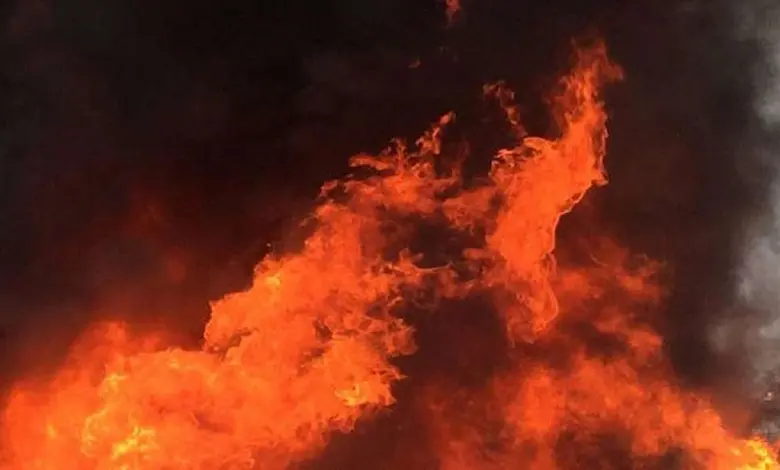 થાણેના વાગળે એસ્ટેટ સ્થિત પ્રથમેશ એપાર્ટમેન્ટની આગમાં નુકસાન પામેલા ફ્લૅટનો દ્રશ્ય