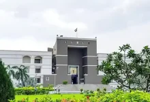 ગુજરાત હાઇ કોર્ટના ન્યાયાધીશોએ શિક્ષણ વિભાગના ટોચના અધિકારીઓને કોર્ટના અનાદર બદલ નોટિસ ફટકારી.