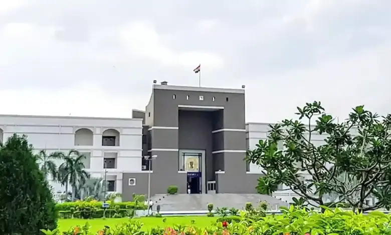 ગુજરાત હાઇ કોર્ટના ન્યાયાધીશોએ શિક્ષણ વિભાગના ટોચના અધિકારીઓને કોર્ટના અનાદર બદલ નોટિસ ફટકારી.