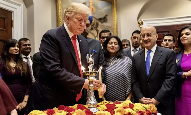 અમેરિકી રાષ્ટ્રપતિ ડોનાલ્ડ ટ્રમ્પ અને FBI ડાયરેક્ટર કાશ પટેલ દિવાળીની શુભકામનાઓ આપી રહ્યા છે.