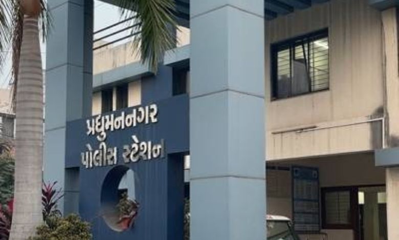 રાજકોટમાં 'હું પોલીસ છું' કહીને રેસકોર્સ પાસે ₹૩૨ લાખની લૂંટ, વેપારીને એક કલાક સુધી ગોંધી રાખી માર માર્યો