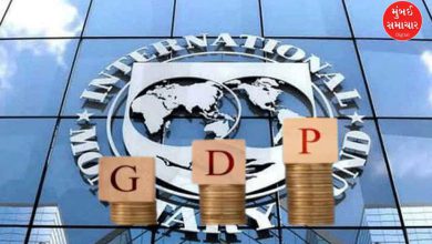 કેન્દ્રીય વાણિજ્ય અને ઉદ્યોગ પ્રધાન પીયૂષ ગોયલ મીડિયાને સંબોધતા ભારતીય અર્થતંત્રના મજબૂત સ્થાનિક પરિબળો અને IMF દ્વારા વૃદ્ધિ અંદાજમાં સુધારા વિશે વાત કરી રહ્યા છે.