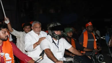 ગુજરાત ભાજપ પ્રદેશ પ્રમુખ જગદીશ પંચાલ વડોદરામાં બાઇક પર સવારી કરતા અને કાર્યકર્તાઓને સંબોધતા