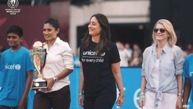 નવી મુંબઈના મેદાન પર વર્લ્ડ કપની ટ્રોફી સાથે મિતાલી રાજ અને કરીના કપૂર