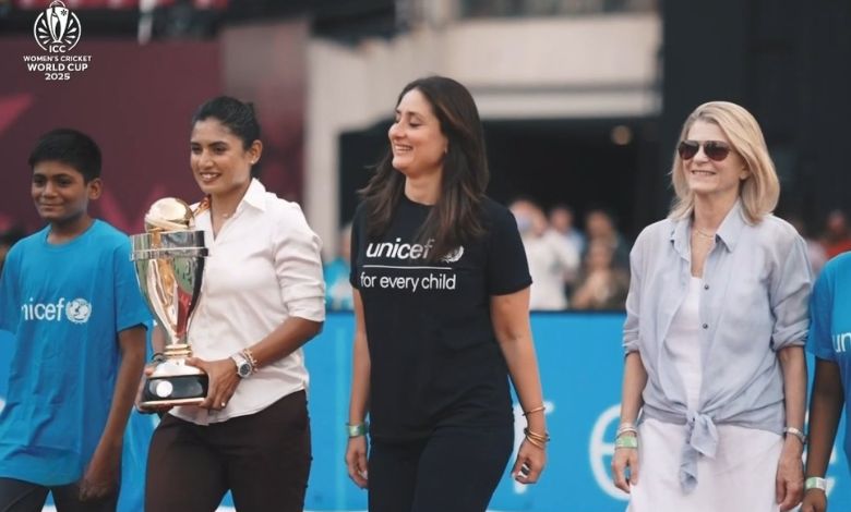 નવી મુંબઈના મેદાન પર વર્લ્ડ કપની ટ્રોફી સાથે મિતાલી રાજ અને કરીના કપૂર