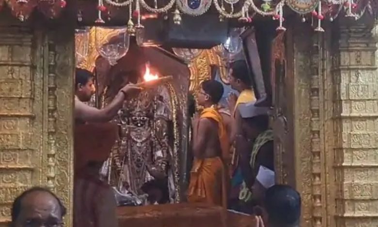 151-man Annakut festival in Dakor: Prasad 'looted' in just 11 minutes with chants of 'Jai Ranchhod'