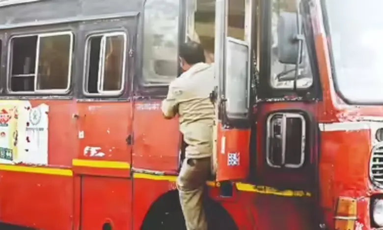 MSRTCના 7 સસ્પેન્ડ કરાયેલા કર્મચારીઓની બ્રેથ એનલાઇઝર ટેસ્ટનું દ્રશ્ય.