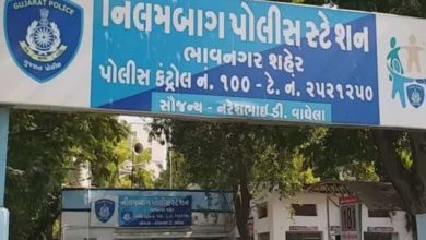 પરિણીત PSIએ યુવતીને બદનામ કરી! અંગત વીડિયો મોકલી સગાઈ તોડાવી, અને નોંધાઈ ફરિયાદ ભાવનગર: જિલ્લામાં ફરજ બજાવી ચૂકેલા પીએસઆઈ સામે દુષ્કર્મની ફરિયાદ નોંધાતા ચકચાર મચી જવા પામી છે. તત્કાલીન PSI બેન્ઝામિન પરમાર વિરુદ્ધ એક યુવતીએ પ્રેમ સંબંધની જાળમાં ફસાવી તેની મરજી વિરુદ્ધ જુદા જુદા સ્થળો પર લઈ જઈ અવારનવાર દુષ્કર્મ આચર્યું હોવાની ફરિયાદ નોંધાવી હતી. મળતી વિગતો અનુસાર, ભાવનગર જિલ્લામાં ફરજ બજાવી ચૂકેલા અને હાલ પોરબંદર જિલ્લાની એલઆઈબી શાખામાં ફરજ બજાવતા તત્કાલીન PSI બેન્ઝામિન પરમાર વિરુદ્ધ એક યુવતીએ ગંભીર ફરિયાદ નોંધાવતા પોલીસ બેડામાં ખળભળાટ મચી ગયો છે. પરમાર પરિણીત હોવા છતાં એક યુવતીને પ્રેમ સંબંધની જાળમાં ફસાવી તેની મરજી વિરુદ્ધ જુદા જુદા સ્થળો પર લઈ જઈ અવારનવાર દુષ્કર્મ આચર્યું હોવાનો આરોપ છે.