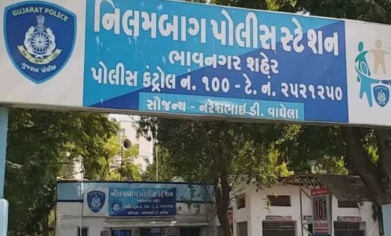 પરિણીત PSIએ યુવતીને બદનામ કરી! અંગત વીડિયો મોકલી સગાઈ તોડાવી, અને નોંધાઈ ફરિયાદ ભાવનગર: જિલ્લામાં ફરજ બજાવી ચૂકેલા પીએસઆઈ સામે દુષ્કર્મની ફરિયાદ નોંધાતા ચકચાર મચી જવા પામી છે. તત્કાલીન PSI બેન્ઝામિન પરમાર વિરુદ્ધ એક યુવતીએ પ્રેમ સંબંધની જાળમાં ફસાવી તેની મરજી વિરુદ્ધ જુદા જુદા સ્થળો પર લઈ જઈ અવારનવાર દુષ્કર્મ આચર્યું હોવાની ફરિયાદ નોંધાવી હતી. મળતી વિગતો અનુસાર, ભાવનગર જિલ્લામાં ફરજ બજાવી ચૂકેલા અને હાલ પોરબંદર જિલ્લાની એલઆઈબી શાખામાં ફરજ બજાવતા તત્કાલીન PSI બેન્ઝામિન પરમાર વિરુદ્ધ એક યુવતીએ ગંભીર ફરિયાદ નોંધાવતા પોલીસ બેડામાં ખળભળાટ મચી ગયો છે. પરમાર પરિણીત હોવા છતાં એક યુવતીને પ્રેમ સંબંધની જાળમાં ફસાવી તેની મરજી વિરુદ્ધ જુદા જુદા સ્થળો પર લઈ જઈ અવારનવાર દુષ્કર્મ આચર્યું હોવાનો આરોપ છે.