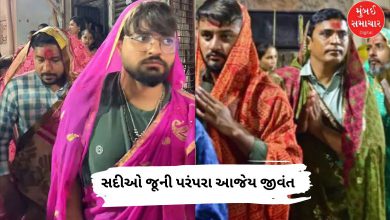 અમદાવાદની સદુમાતાની પોળમાં સાડી પહેરીને ગરબા રમતા પુરુષો