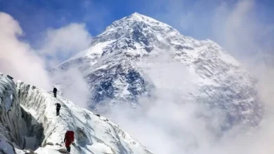 Mount Everest snow storm