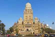 મુંબઈ ભાજપના કાર્યકરો BMC ચૂંટણી માટે બેઠકોની વહેંચણી મુદ્દે આક્રમક વલણ અપનાવી રહ્યા છે, કહી રહ્યા છે કે મજબૂત વોર્ડ છોડશે નહીં.