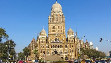 મુંબઈ ભાજપના કાર્યકરો BMC ચૂંટણી માટે બેઠકોની વહેંચણી મુદ્દે આક્રમક વલણ અપનાવી રહ્યા છે, કહી રહ્યા છે કે મજબૂત વોર્ડ છોડશે નહીં.