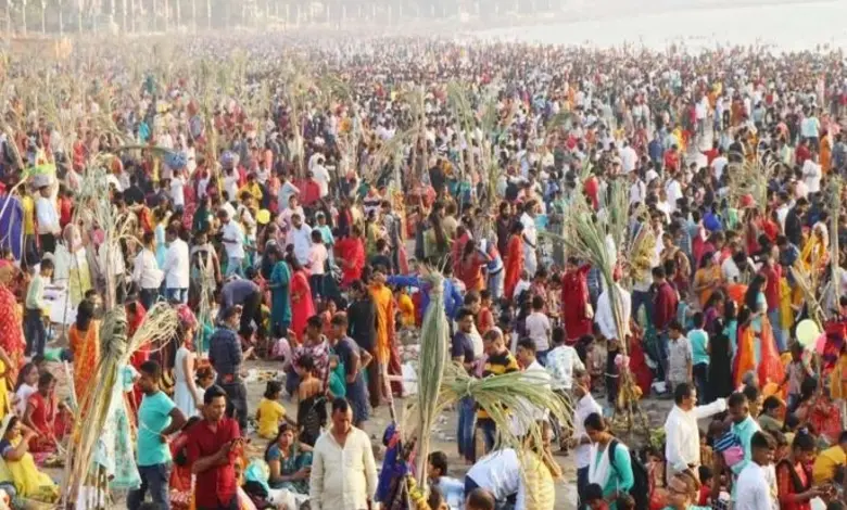 મુંબઈમાં છઠ પૂજાની તૈયારીઓ દર્શાવતી તસવીર: બીએમસી દ્વારા બનાવાયેલા કૃત્રિમ વિસર્જન તળાવ અને પૂજા સ્થળ