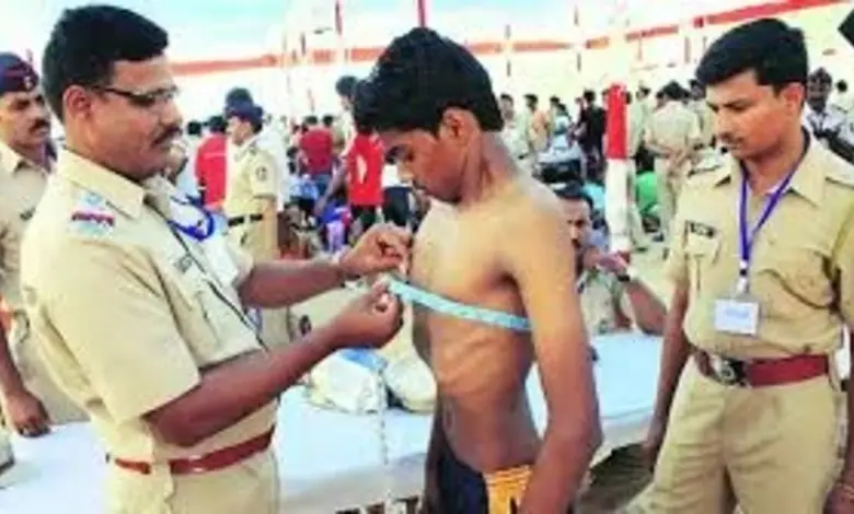 મુંબઈ પોલીસ ભરતી $૨૦૨૪$ માટેની જાહેરાત દર્શાવતું ચિત્ર, જેમાં $૨,૪૭૯$ કોન્સ્ટેબલની ભરતીનો ઉલ્લેખ છે.