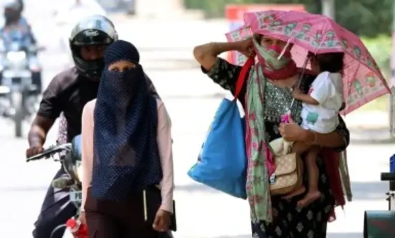 મુંબઈમાં વધેલા તાપમાનને કારણે શહેરીજનો ગરમીથી પરેશાન, AQI પણ બગડ્યો.