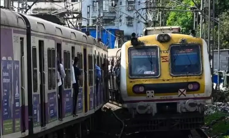 મુમ્બ્રા ટ્રેન દુર્ઘટના, લટકતી બેગને કારણે અકસ્માત, ૫ મુસાફરોના મોત