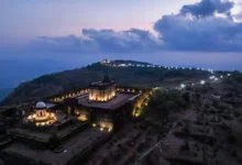 મહારાષ્ટ્રના 4 કિલ્લાઓ રાયગઢ, પ્રતાપગઢ, શિવનેરી અને સાલ્હેર પર 'નમો ટૂરિઝમ ઇન્ફર્મેશન એન્ડ ફેસિલિટી સેન્ટર્સ'નો બોર્ડ અથવા ફોટો.