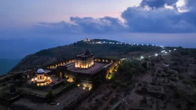 મહારાષ્ટ્રના 4 કિલ્લાઓ રાયગઢ, પ્રતાપગઢ, શિવનેરી અને સાલ્હેર પર 'નમો ટૂરિઝમ ઇન્ફર્મેશન એન્ડ ફેસિલિટી સેન્ટર્સ'નો બોર્ડ અથવા ફોટો.